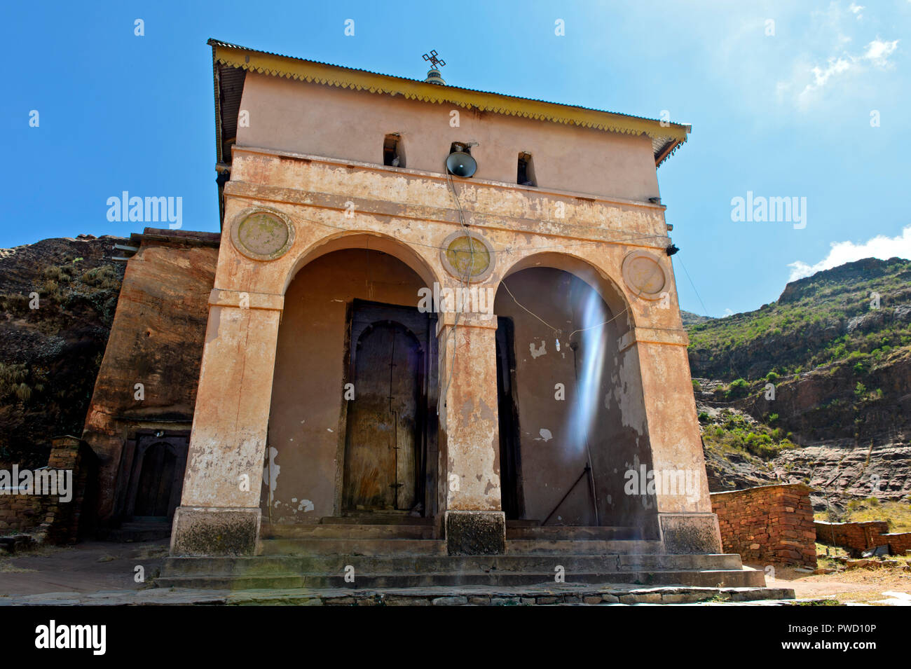 Licht fällt durch ein Seitenfenster in der Eingangshalle des semi-monolithische Kirche Abreha wa Atsbeha in der Nähe von Wukro, Tigray, Äthiopien Stockfoto