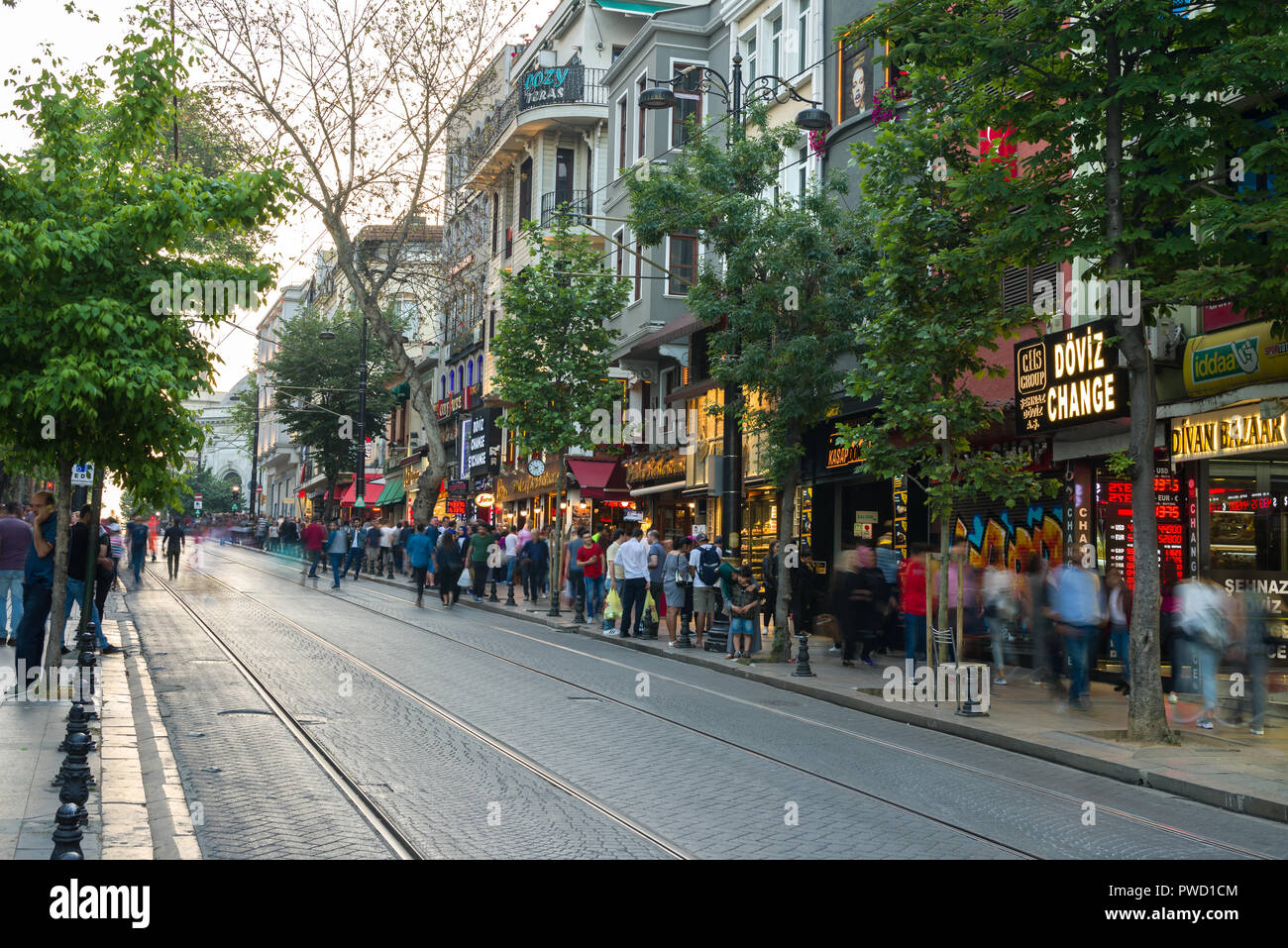 Eine Straßenszene in der Dämmerung im Stadtteil Fatih Istanbul, Türkei Stockfoto