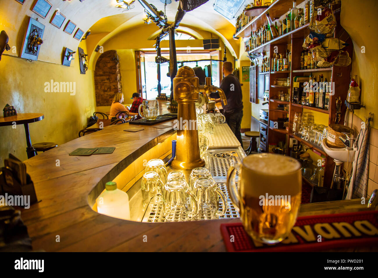 Prag, Tschechische Republik, 7. Oktober 2018: Ujezd Bar, legendären Ort für Alkohol Fans im Zentrum von Prag Stockfoto