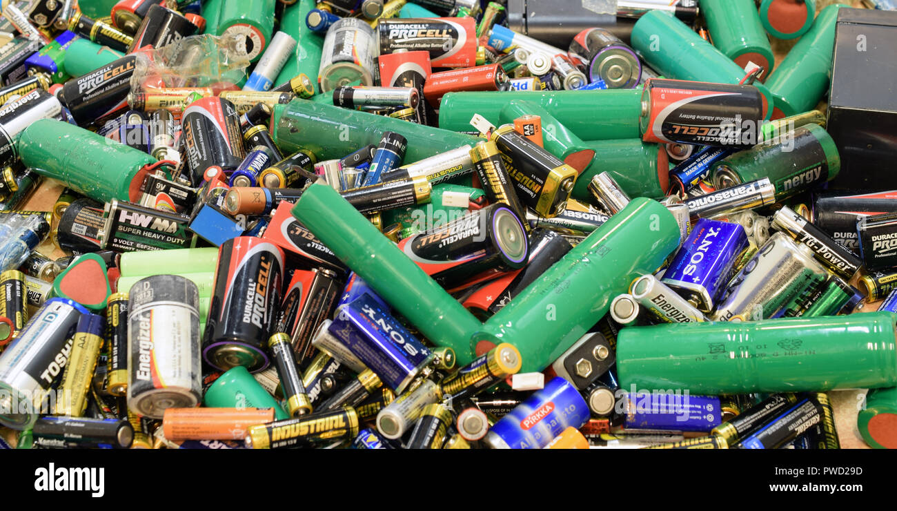 TURKU, FINNLAND - 19 September 2018: Panorama viele gebrauchte Batterien. Recycling, Naturschutz, Umwelt und Ökologie Konzept. Stockfoto
