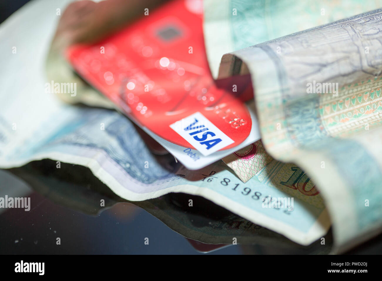 Visa Karte mit alten Bargeld. Stockfoto