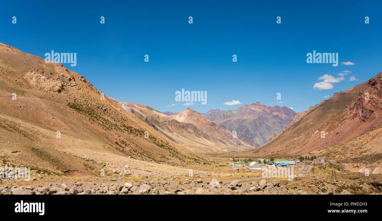 Tal mit Häusern in den Anden Stockfoto
