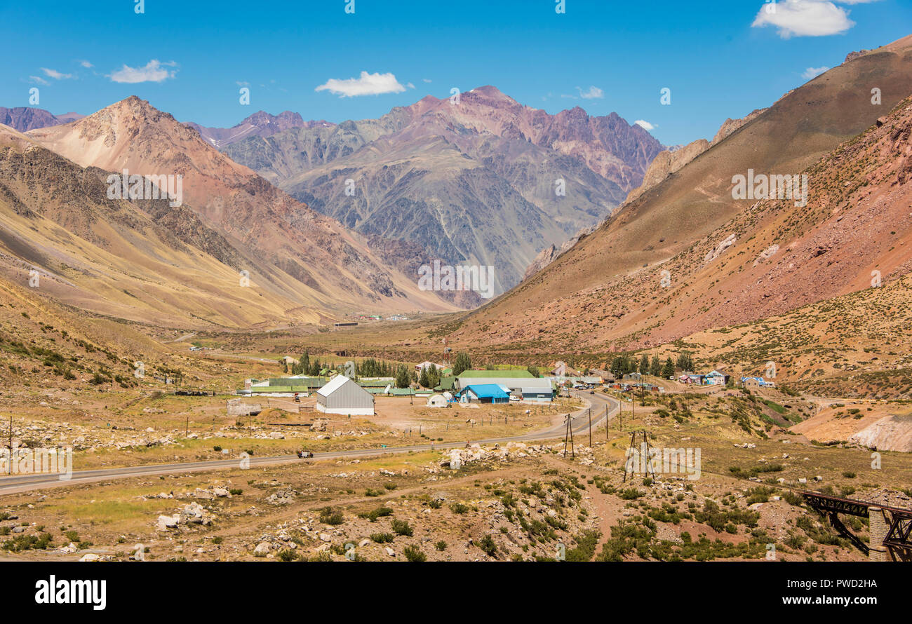 Die chilenischen Anden und ein Dorf Stockfoto