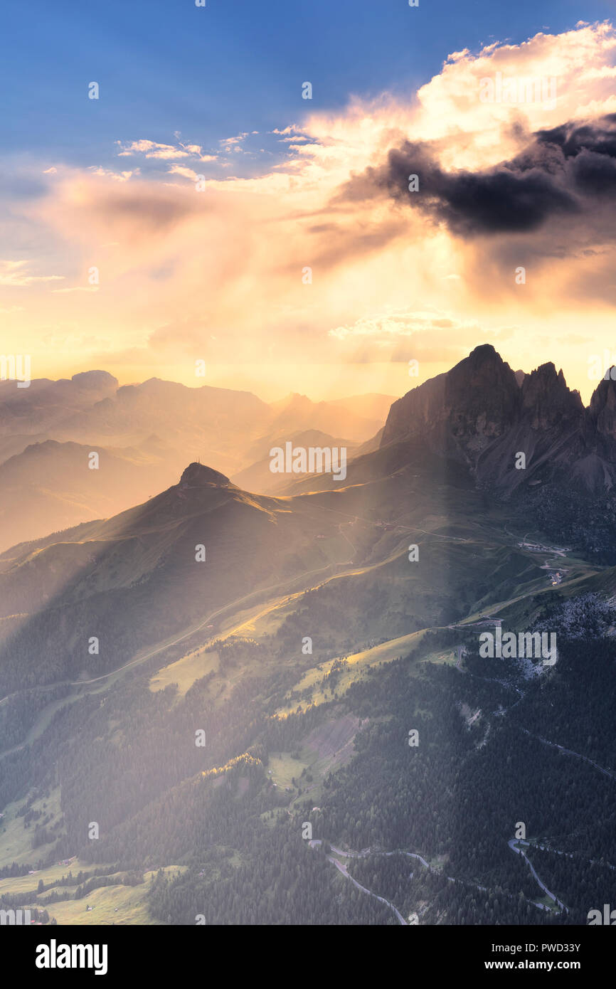 Sonnenstrahlen Filter zwischen stürmischen Wolken bei Sonnenuntergang mit langkofel Gruppe in den Vordergrund. Val di Fassa, Trentino, Dolomiten, Italien, Europa. Stockfoto