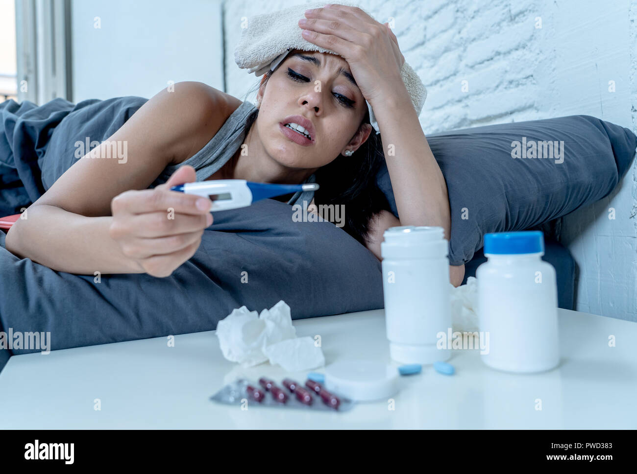 Sick attraktive Frau im Bett liegend Unwohlsein mit Kopfschmerzen Wunde Nase hohe Temperatur Gefühl der Müdigkeit unruhig und nicht in der Lage, zur Arbeit zu gehen Ich Stockfoto