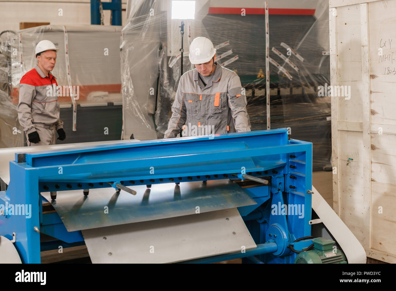 Herstellung Werkstatt. Arbeitnehmer stellt die Maschine im Lager. Die  Produktion von Lüftungs- und Dachrinnen. Werkzeug- und Anlagen für die  Blechbearbeitung Stockfotografie - Alamy