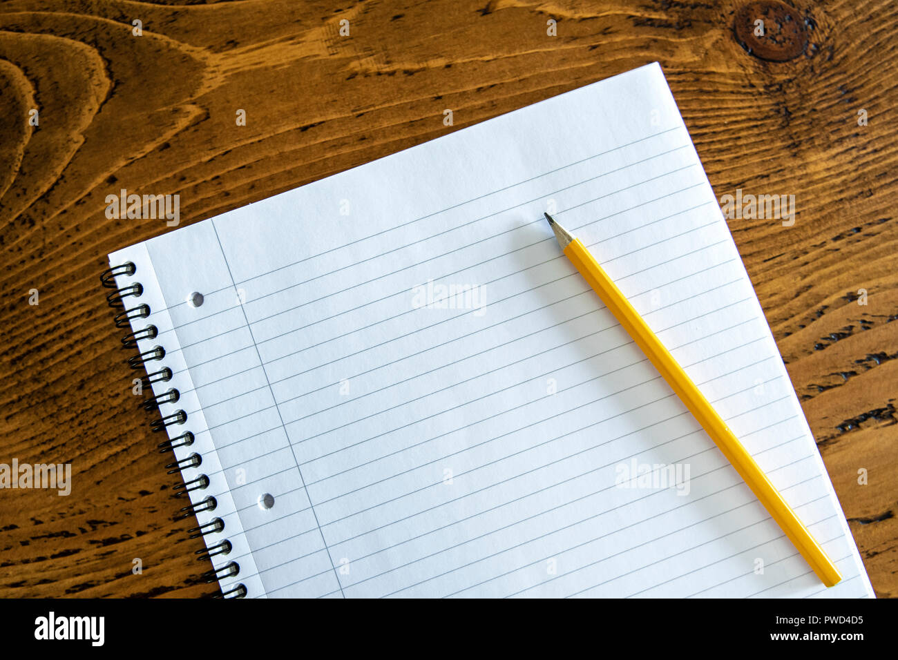 Bleistift und Papier. Leere Notizen Ideen warten auf Stockfoto