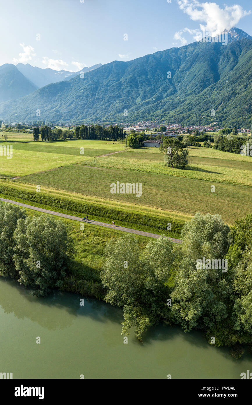Panoramablick auf die erhöhten von Cycle route Sentiero Valtellina zwischen Dubino und Campagnolo, Sondrio Provinz, Valtellina, Lombardei, Italien Stockfoto