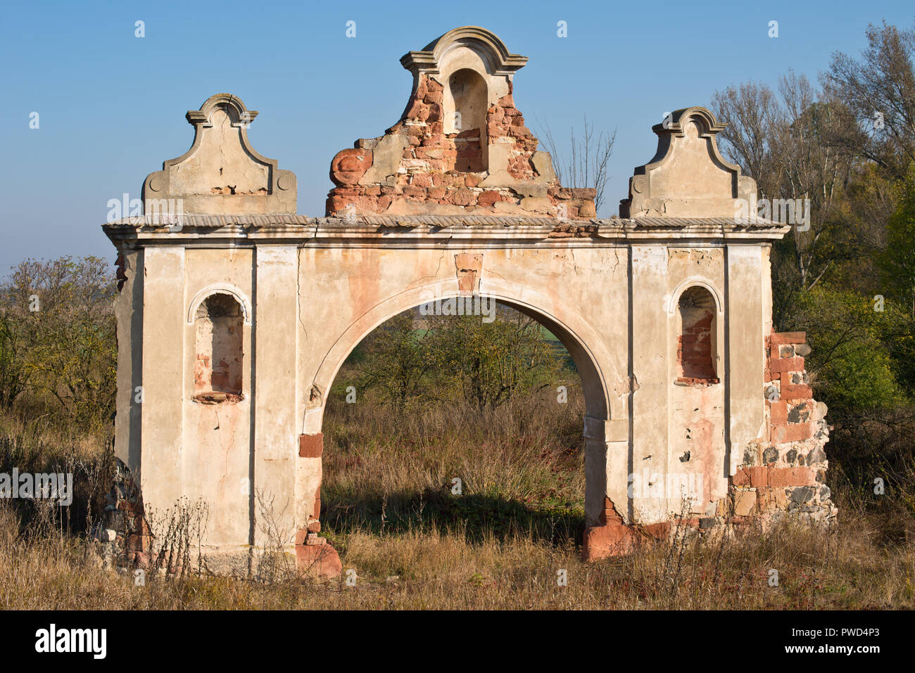 Die Ruinen der alten verlassenen Barock Gateway in Nordböhmen. Stockfoto
