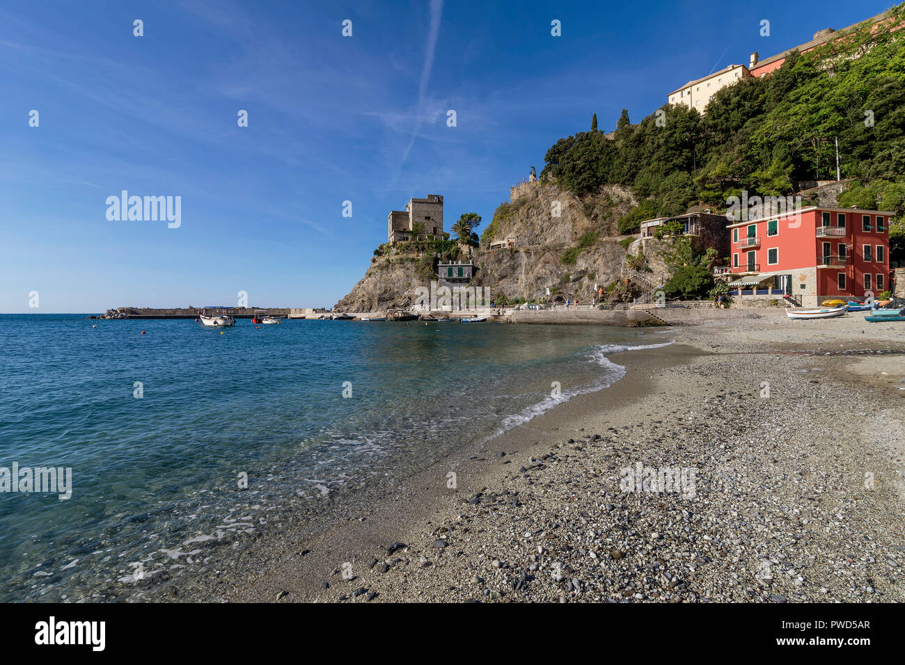 Der schöne Strand von Monterosso al Mare in einem Moment der Ruhe, Cinque Terre, Ligurien, Italien Stockfoto