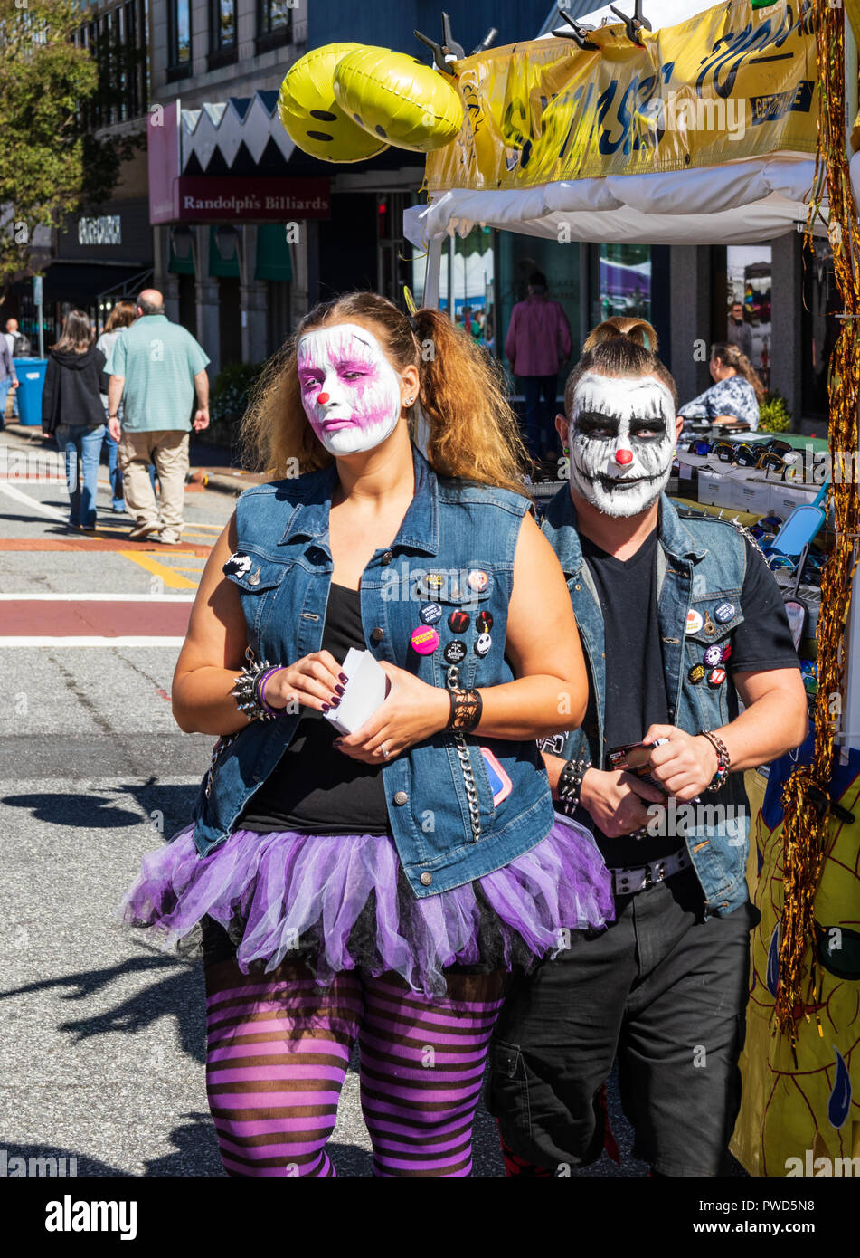 HICKORY, NC, USA -10/14/18: ein junges Paar in Kostüme und Make-up für das Oktoberfest gekleidet. Stockfoto
