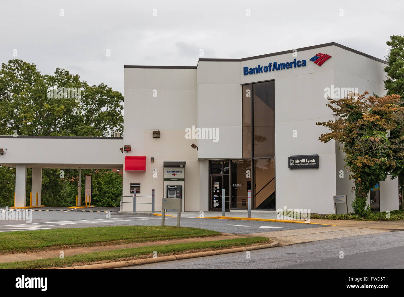 HICKORY, NC, USA -10/14/18: Lokale Bank von Amerika Büro, mit Antrieb - durch, in der Innenstadt. Stockfoto