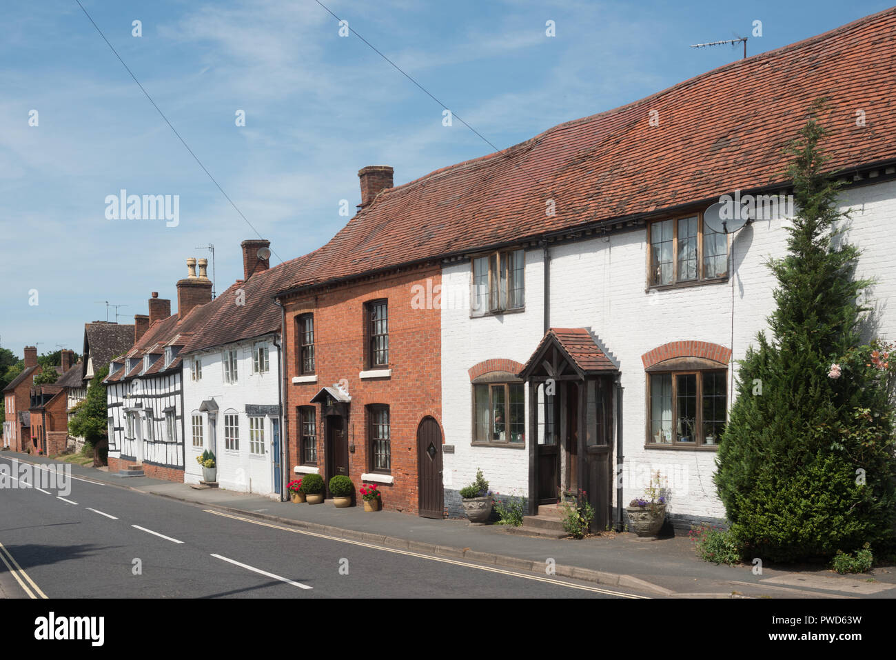 Eine Straße Szene mit einer Vielzahl von Wohnimmobilien in Feckenham, Worcestershire, England, Vereinigtes Königreich, Europa Stockfoto