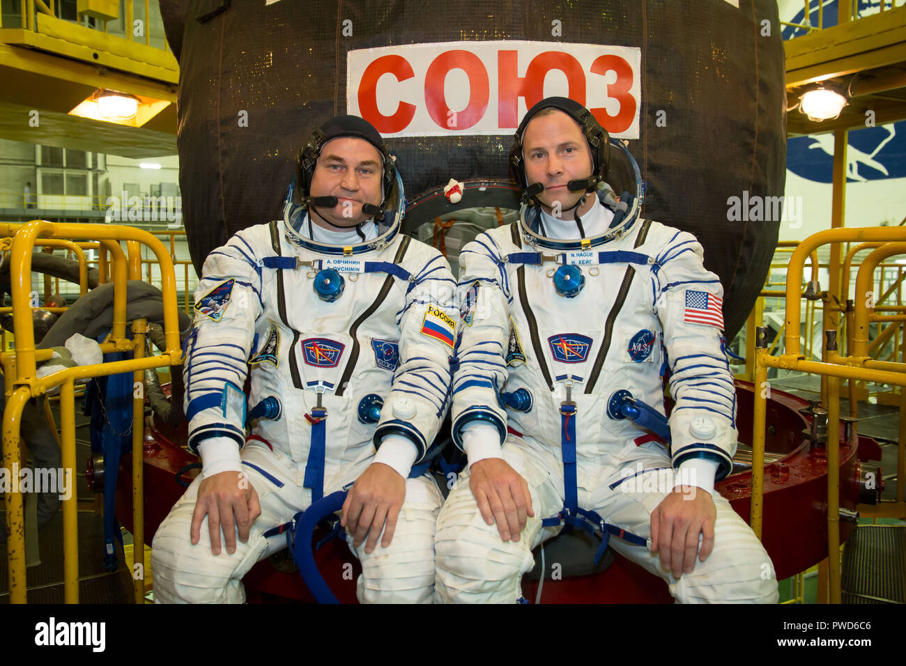 Expedition 57 Crew Kosmonaut Alexej Ovchinin von Roskosmos, Links, und Nick Haag der NASA Posieren vor der Sojus MS-10 Raumfahrzeug in ihrer Sokol starten und Eintrag passt auf dem Kosmodrom Baikonur 26. September 2018 in Baikonur, Kasachstan. Die beiden sollen am 11. Oktober an den Start gehen und verbringen die nächsten sechs Monate Leben und Arbeiten an Bord der Internationalen Raumstation. Stockfoto