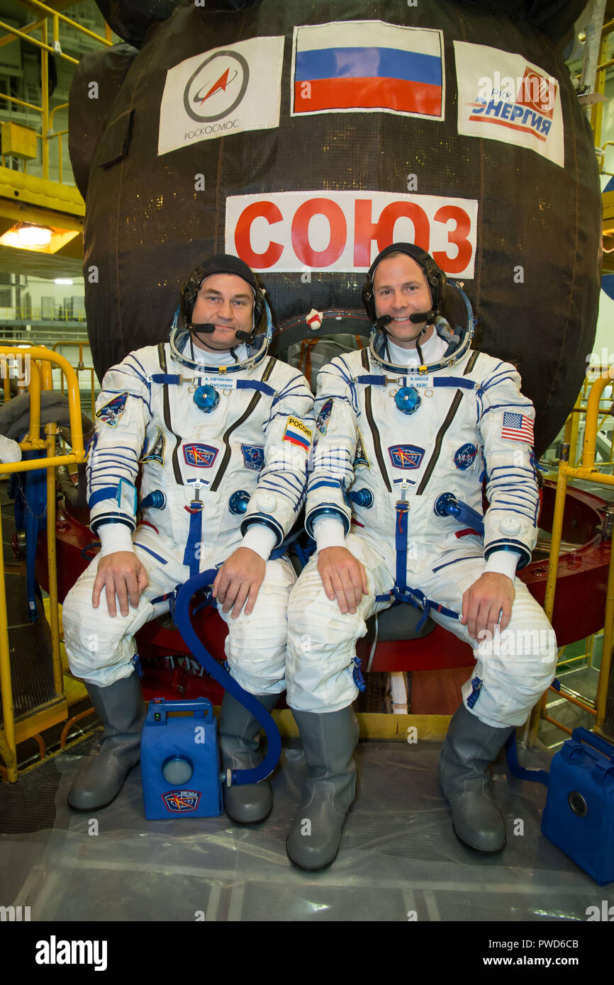 Expedition 57 Crew Kosmonaut Alexej Ovchinin von Roskosmos, Links, und Nick Haag der NASA Posieren vor der Sojus MS-10 Raumfahrzeug in ihrer Sokol starten und Eintrag passt auf dem Kosmodrom Baikonur 26. September 2018 in Baikonur, Kasachstan. Die beiden sollen am 11. Oktober an den Start gehen und verbringen die nächsten sechs Monate Leben und Arbeiten an Bord der Internationalen Raumstation. Stockfoto