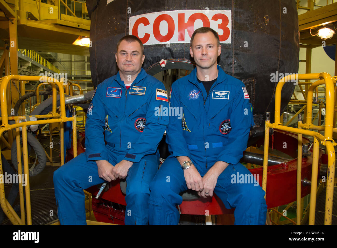 Expedition 57 Crew Kosmonaut Alexej Ovchinin von Roskosmos, Links, und Nick Haag der NASA Posieren vor der Sojus MS-10 Raumfahrzeug in ihren blauen Fluganzügen am Kosmodrom Baikonur 26. September 2018 in Baikonur, Kasachstan. Die beiden sollen am 11. Oktober an den Start gehen und verbringen die nächsten sechs Monate Leben und Arbeiten an Bord der Internationalen Raumstation. Stockfoto