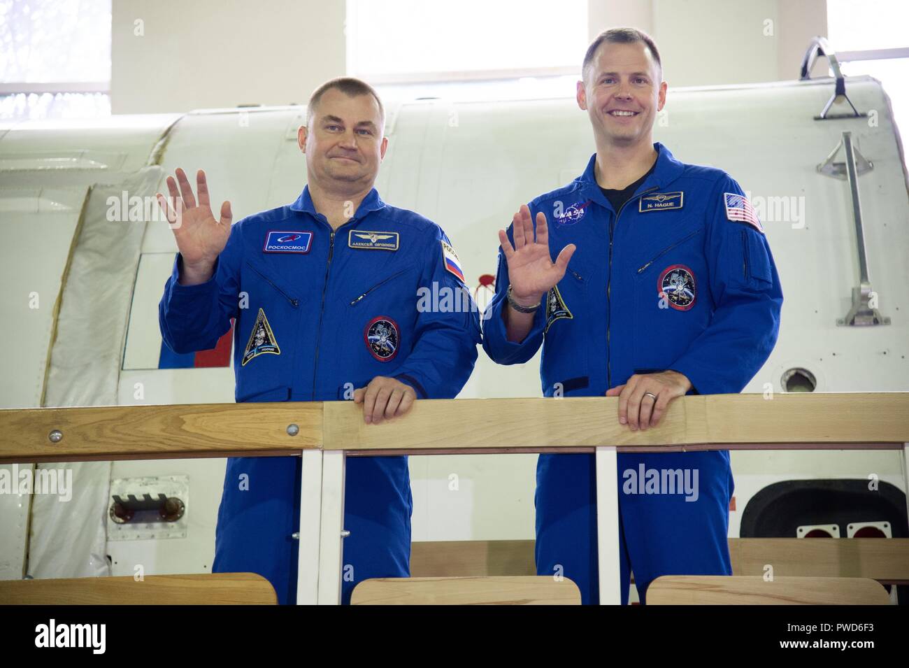 Expedition 57 Crew Member amerikanische Astronaut Nick Haag der NASA, rechts, und Russische Alexey Ovchinin von roskosmos Wave zu den Reportern bei der Qualifizierung Prüfungen an Gagarin Cosmonaut Training Centre 13. September 2018 in Star City, Russland. Haag und Ovchinin sollen am 11. Oktober an den Start gehen und verbringen die nächsten sechs Monate Leben und Arbeiten an Bord der Internationalen Raumstation. Stockfoto