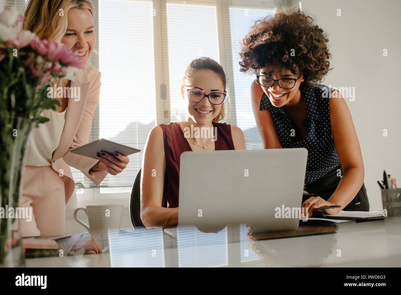 Drei business Frauen arbeiten zusammen im Büro und lächelnd. Weiblichen Kollegen genießen zusammen arbeiten im Büro. Stockfoto