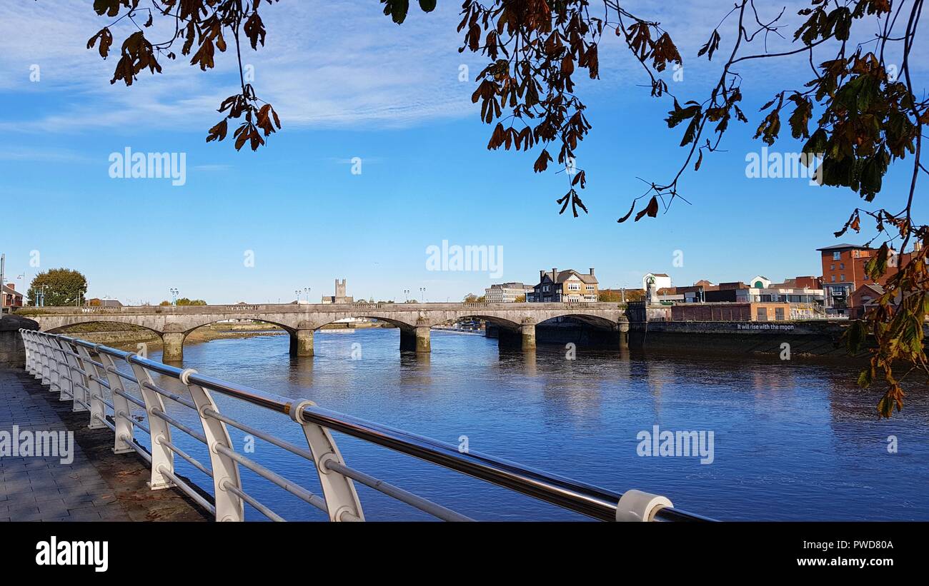 Limerick City Skyline Irland. schöne Limerick urbane Stadtbild auf den Fluss Shannon an einem sonnigen Tag mit blauem Himmel. Stockfoto