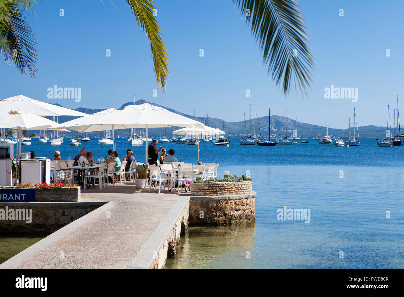 PORT DE POLLENCA, MALLORCA, SPANIEN - 28. September 2018: Menschen genießen Sie die Restaurants in Port de Pollenca Stockfoto