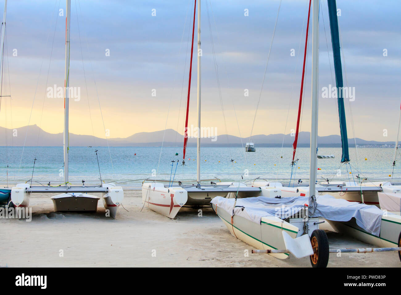 ALCUDIA, Mallorca, Spanien - 1. Oktober 2018: die Boote in der Bucht von Alcudia in den frühen Morgenstunden Stockfoto