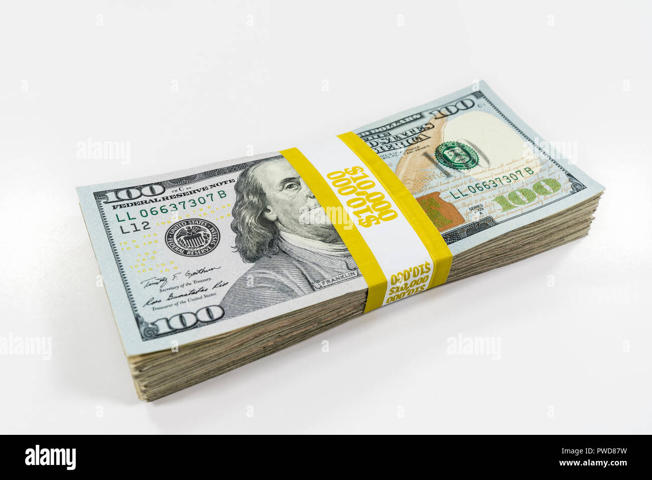 Packung mit modernen bunten hundert Rechnungen mit $ 10000 Papier Währung Gurt. Stockfoto