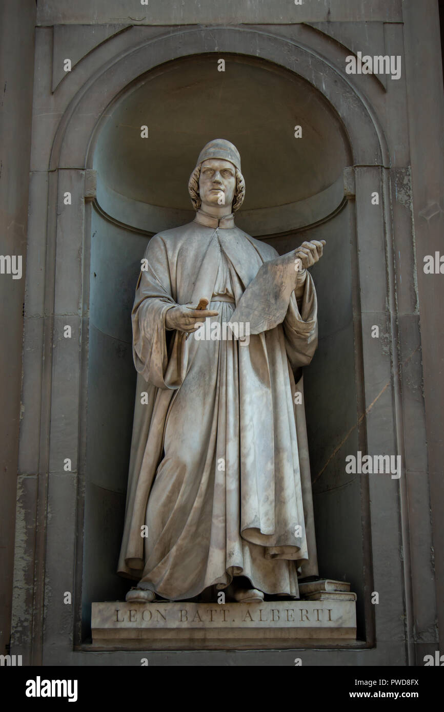 Eine Skulptur von Leon Battista Alberti in einer der Nischen vor den Uffizien in Florenz, Italien. Stockfoto