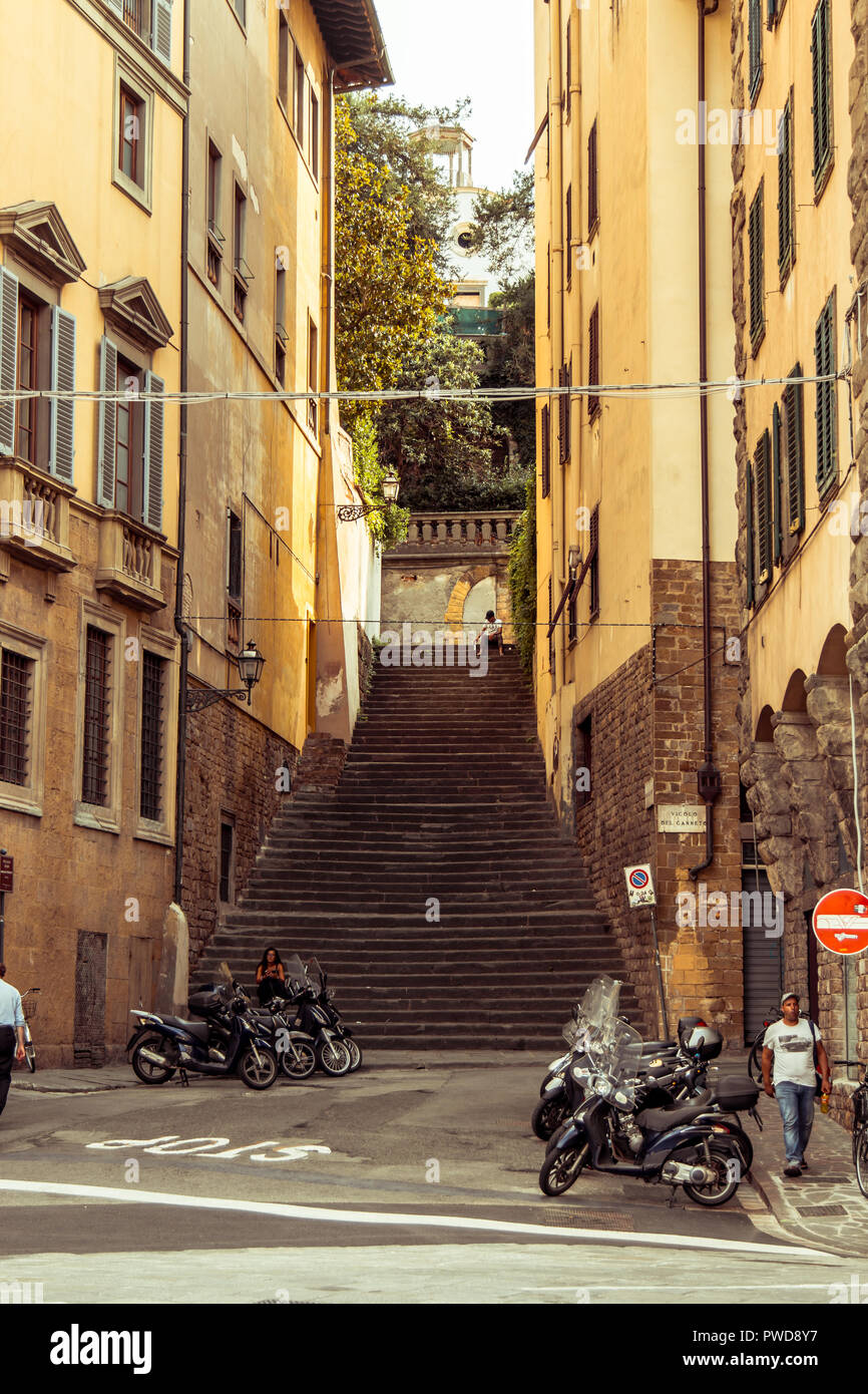 Eine Steintreppe verengt, wie es zwischen zwei Gebäuden in Florenz, Italien geht. Stockfoto