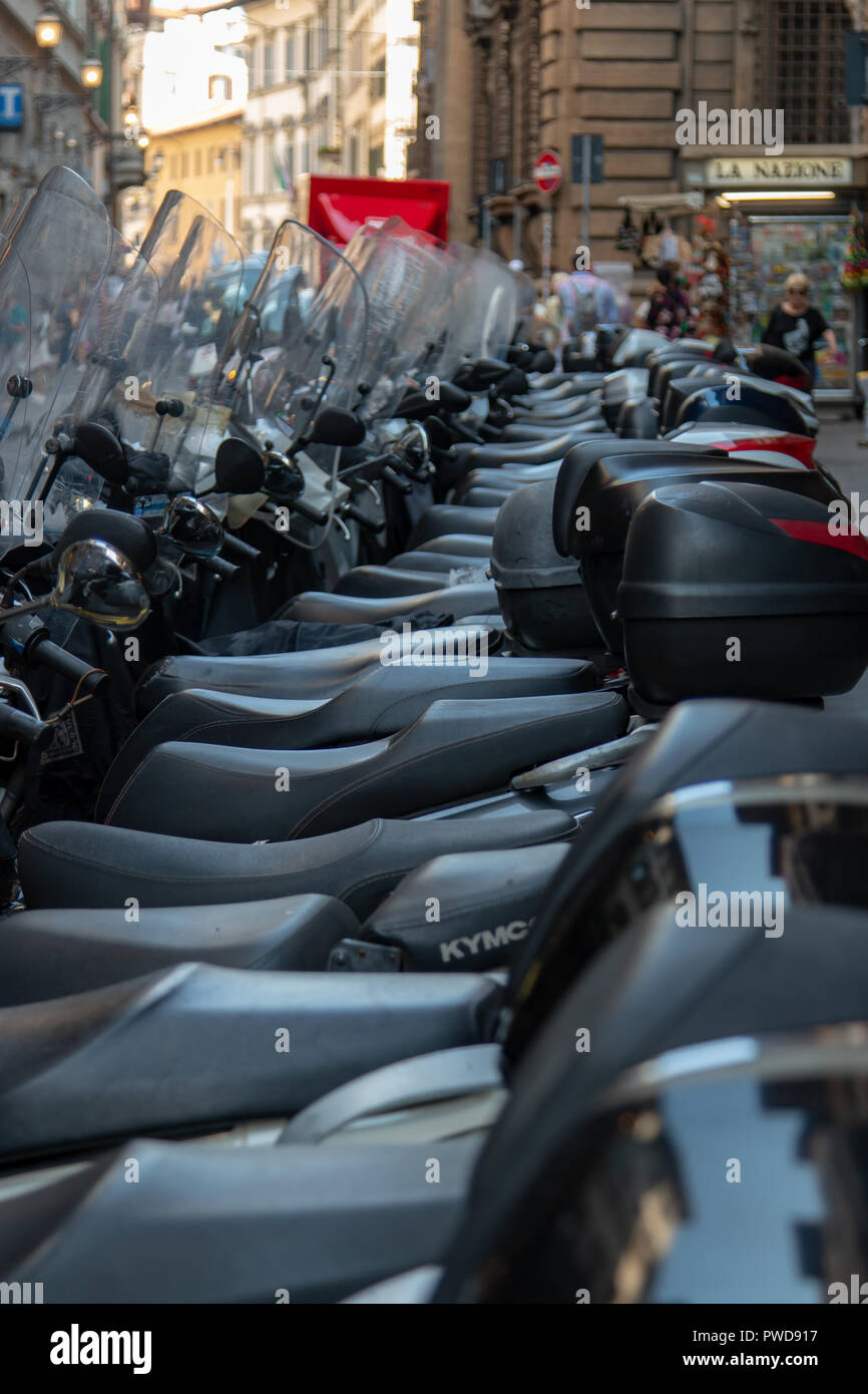 Eine Reihe von geparkten Motorcyles in Florenz, Italien. Stockfoto