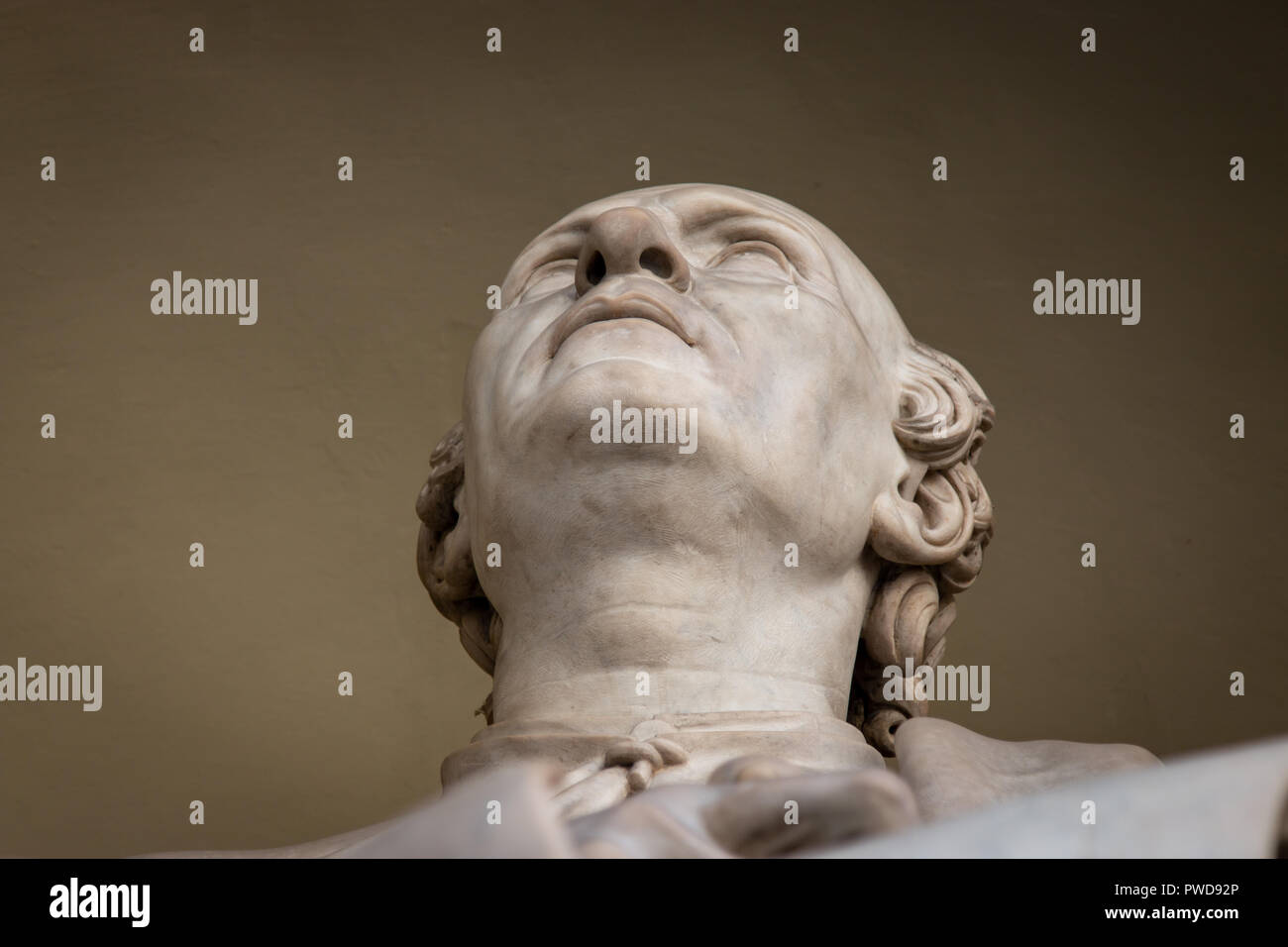 Eine Nahaufnahme von der Spitze einer Marmorstatue, zeigt den Kopf des Mannes nach oben. Es befindet sich in der Palazzo Pitti in Florenz, Italien. Stockfoto