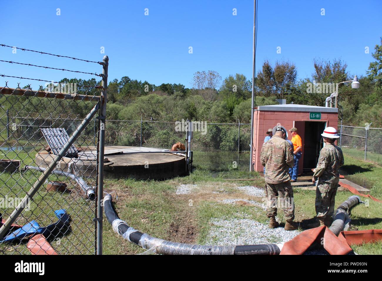 Unter dem USACE temporäre Emergency Power Mission Zuordnung, temporäre Notstrom PRTs und der 249Th Engineer Battalion sind die Bewertung der Standorte durch die Mitgliedstaaten durch den Hurrikan Michael, 13. Oktober 2018 beeinflusst. Hier, 249Th Soldaten führen einen Generator Bewertung lokaler Abwasserinfrastruktur in Albany, GA mit lokalen Beamten. (U.S. Armee Foto von Chris Gardner). () Stockfoto