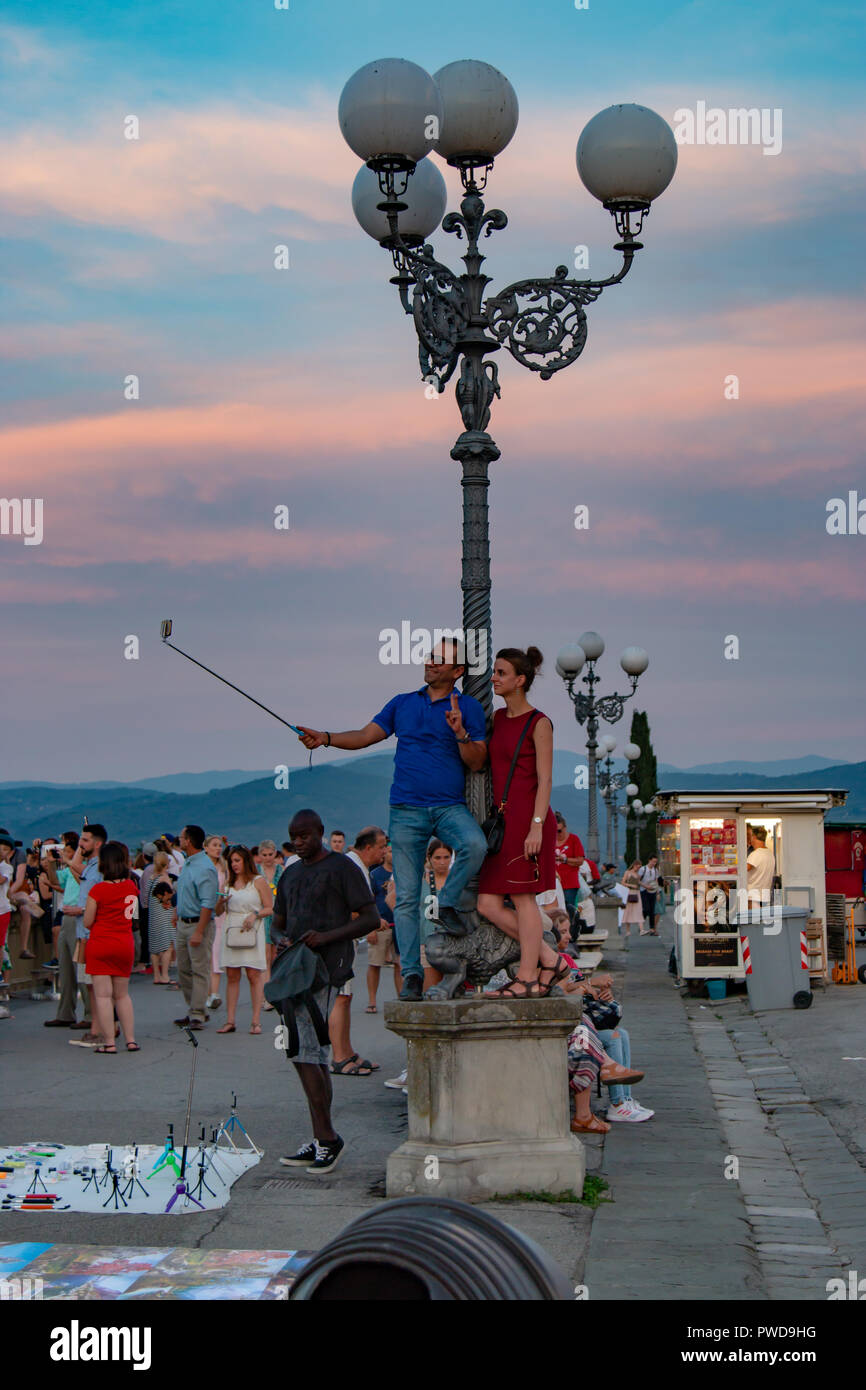 Massen von Touristen beobachten Sie den Sonnenuntergang über Florenz, Italien, von der Piazzale Michelangelo. Stockfoto