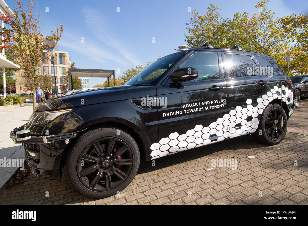 Treiberloser Jaguar Landrover Fahrzeug in Milton Keynes, England, UK geprüft werden Stockfoto