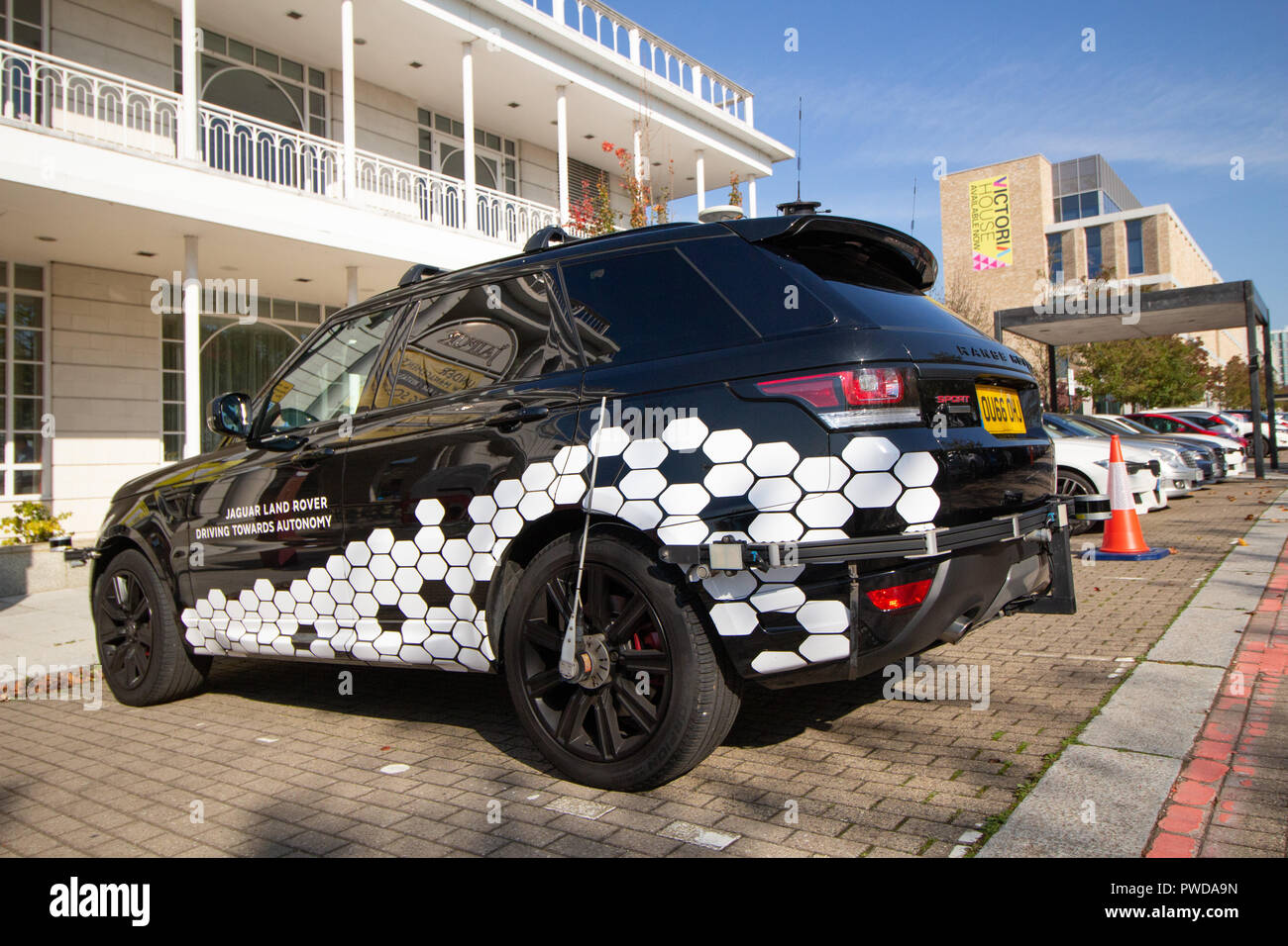Treiberloser Jaguar Landrover Fahrzeug in Milton Keynes, England, UK geprüft werden Stockfoto