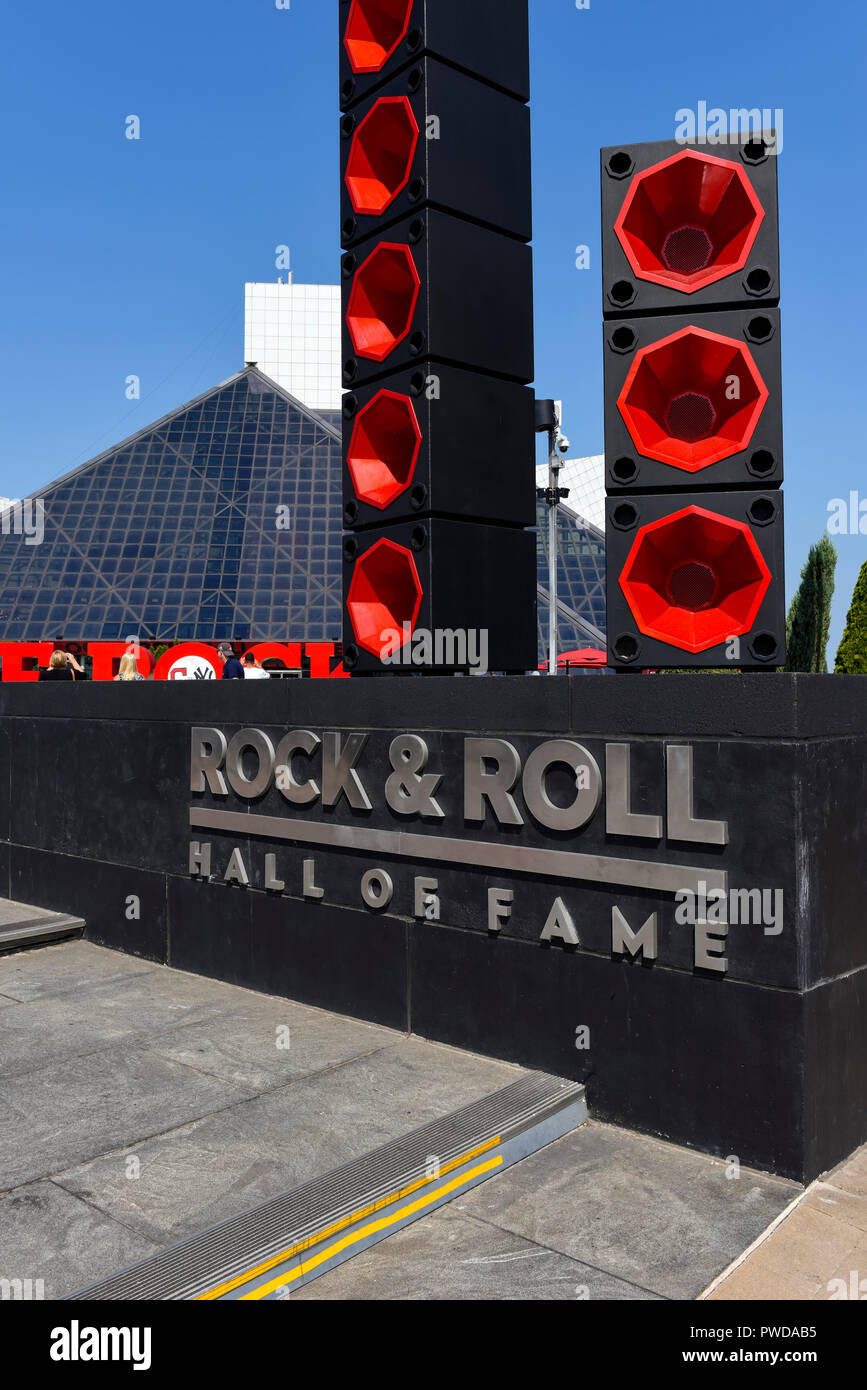 Äußere vordere Ansicht der Rock n Roll Hall of Fame in Cleveland, Ohio. Stockfoto