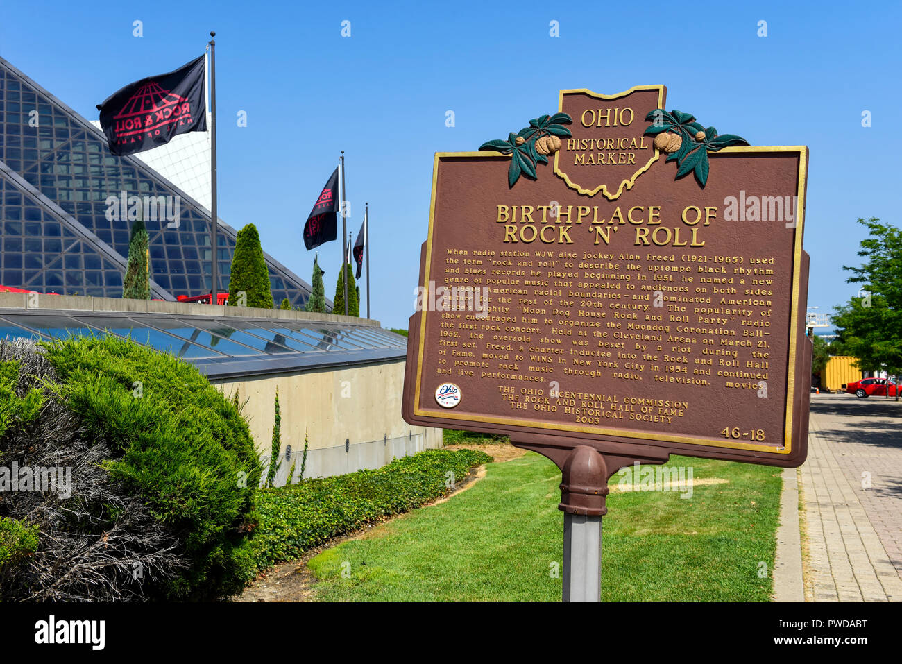 Historische Markierung in Cleveland, Ohio auf dem Gelände der Rock and Roll Hall of Fame, dem Geburtsort des Rock'n Roll". Stockfoto