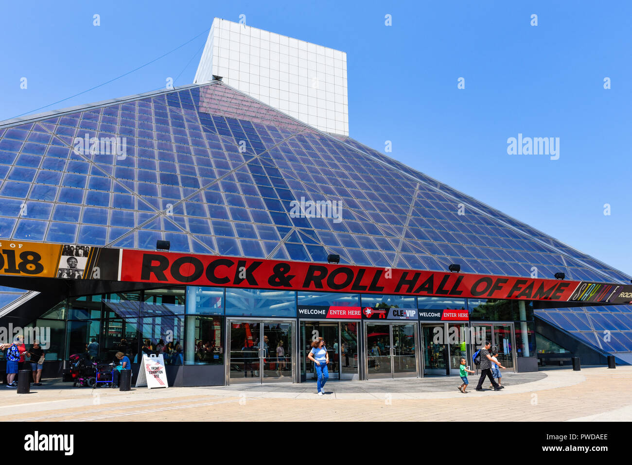 Äußere vordere Ansicht der Rock n Roll Hall of Fame in Cleveland, Ohio. Stockfoto