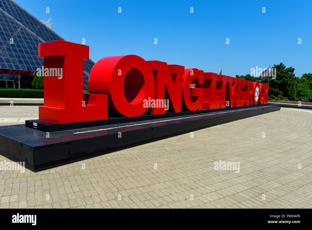 Äußere vordere Ansicht der Rock n Roll Hall of Fame in Cleveland, Ohio. Stockfoto