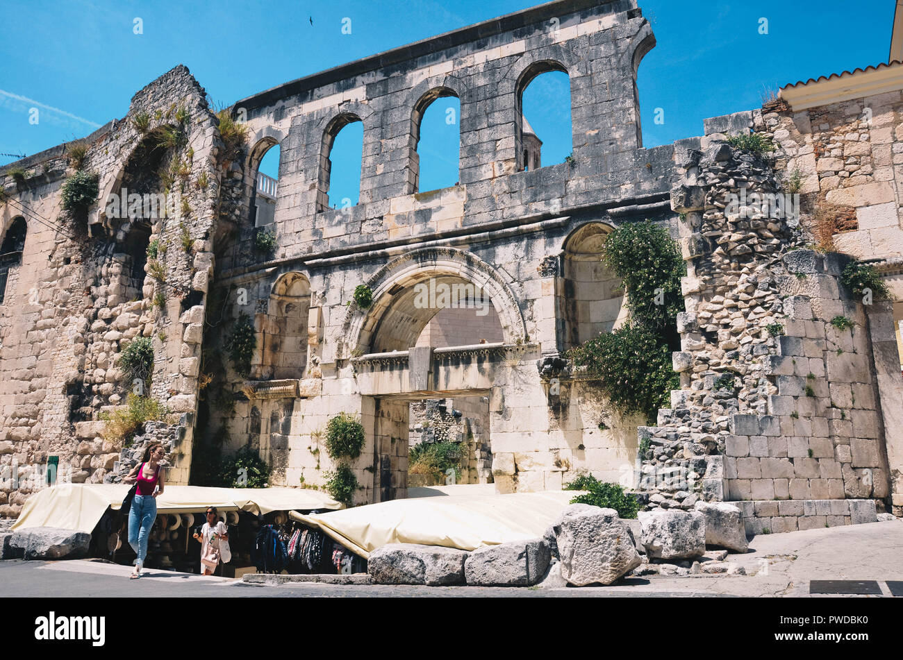 Eingang diocletian palast Fotos und Bildmaterial in hoher Auflösung