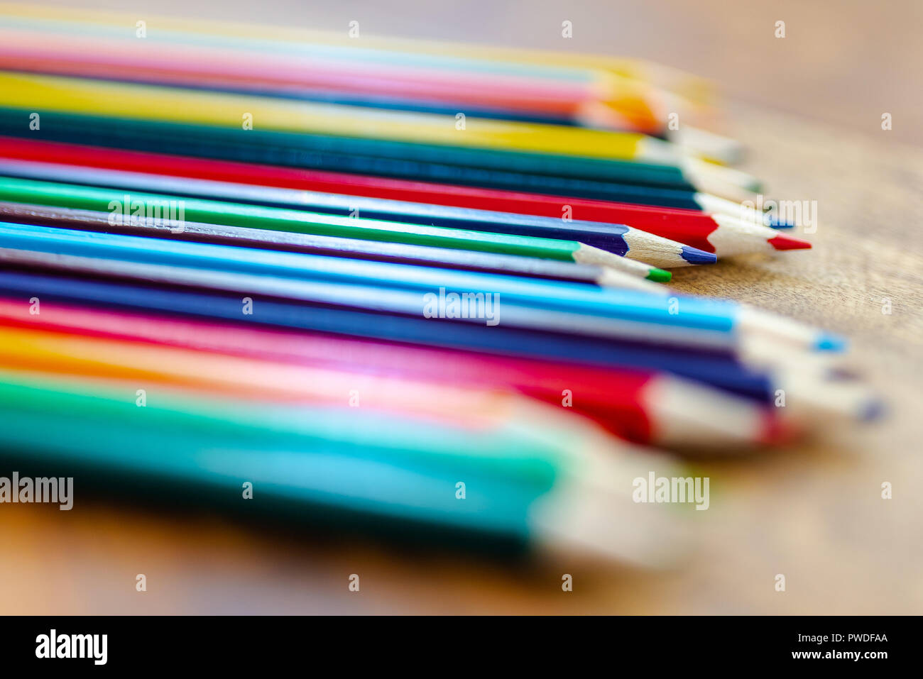 Buntstifte auf hölzernen Schreibtisch Stockfoto