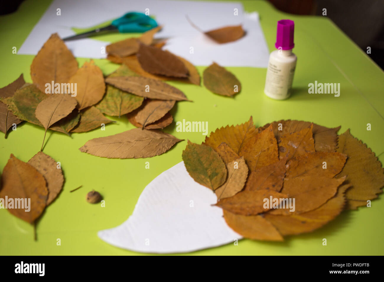 Herbst Handwerk mit Kindern. süsse Igel aus Herbstlaub, natürlichen Materialien. Erzeugen Prozess Stockfoto