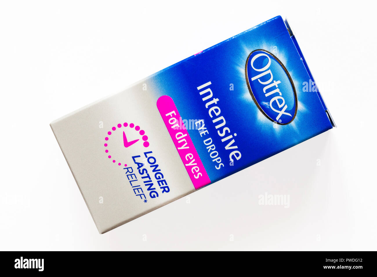 Box von Optrex Intensive Augentropfen für trockene Augen länger anhaltende Erleichterung auf weißem Hintergrund Stockfoto