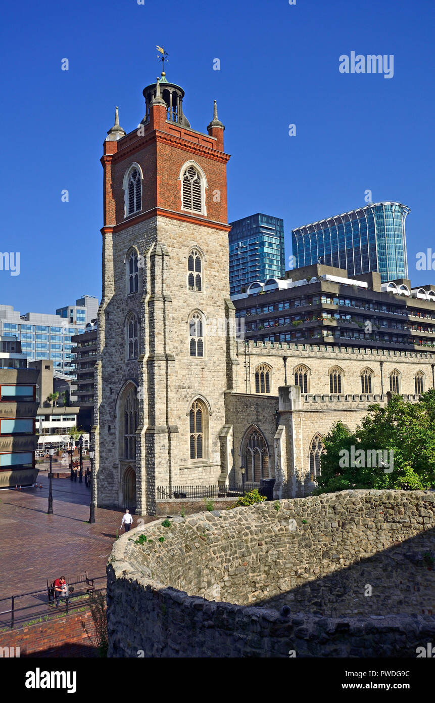 Kirche von St Giles, Cripplegate, Barbican, London, England, UK. Kirche in der Mitte des Barbican Arts und Wohnkomplex, der antiken Stadtmauern und Stockfoto