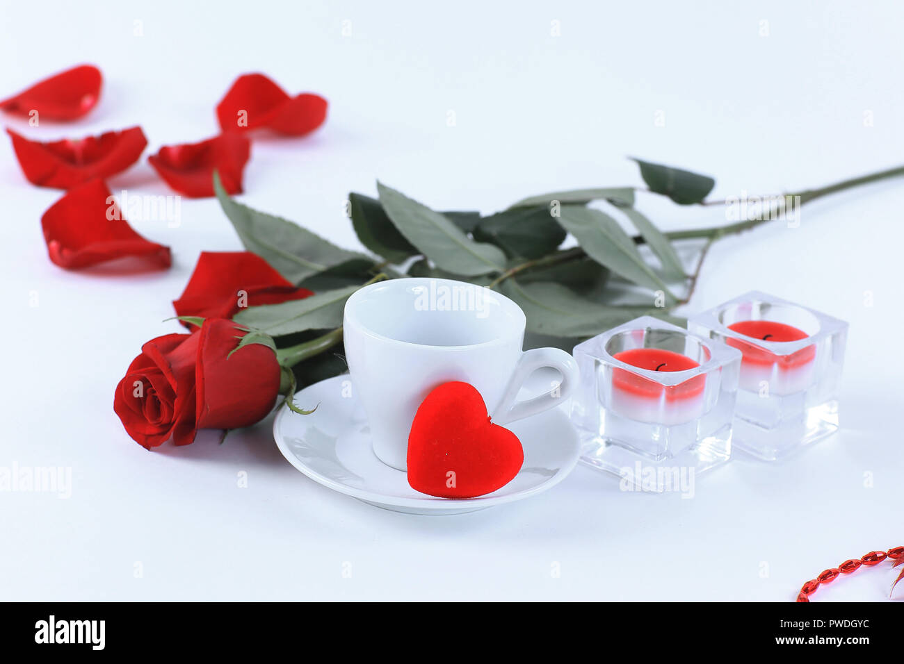 Red Rose Tasse Kaffee Und Herz Auf Weissem Hintergrund Stockfotografie Alamy
