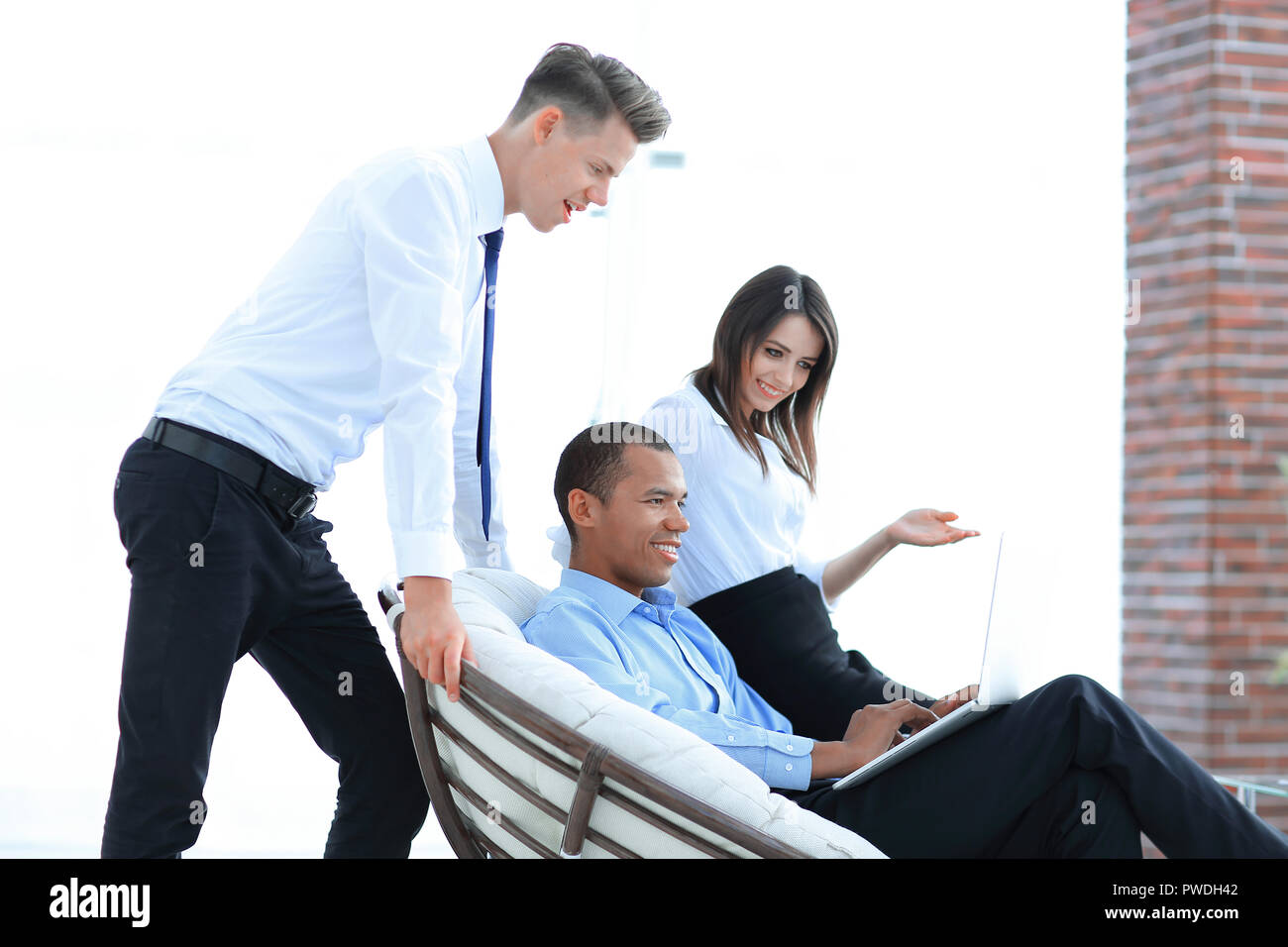 Der Kunde und die Mitarbeiter sprechen im Büro Stockfoto