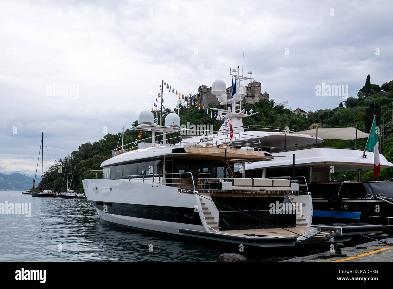 Superyachten Private GG und T.M. Blaue vertäut im Hafen von Portofino Stockfoto
