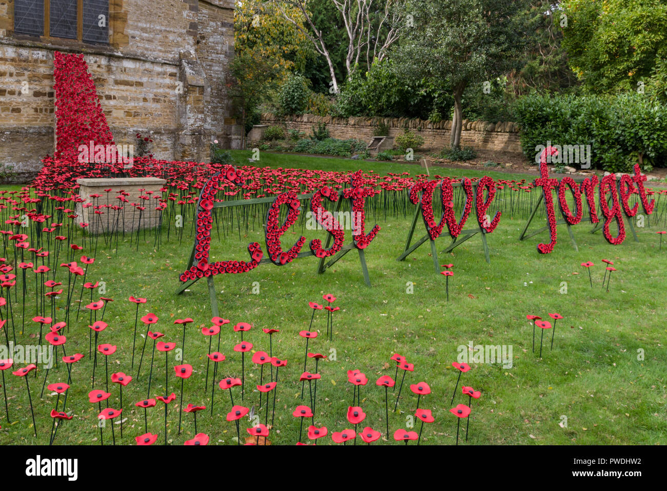 Weinende Fenster Anzeige der handgefertigte Keramik Mohnblumen anläßlich des 100. Jahrestages der WK1, die Kirche St. Peter und St. Paul's, Northampton, Großbritannien Stockfoto