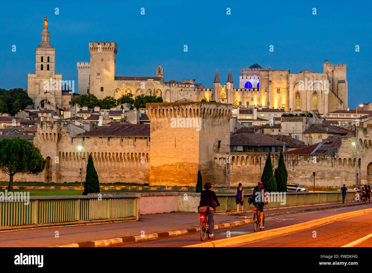 Frankreich. Vaucluse (84). Avignon. Die Mauern der Palast der Päpste, ein UNESCO-Weltkulturerbe, und Notre-Dame-des-Doms römischen Kathedrale Stockfoto
