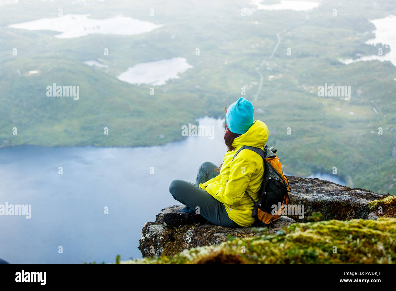 Bild von touristischen Mädchen mit Rucksack saß oben auf der Berg im Hintergrund der malerischen Landschaft Stockfoto