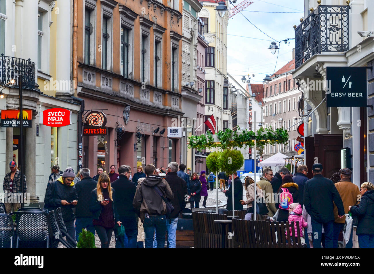 Menschen zu Fuß in den Straßen der Fußgängerzone der Altstadt von Riga, Lettland Stockfoto